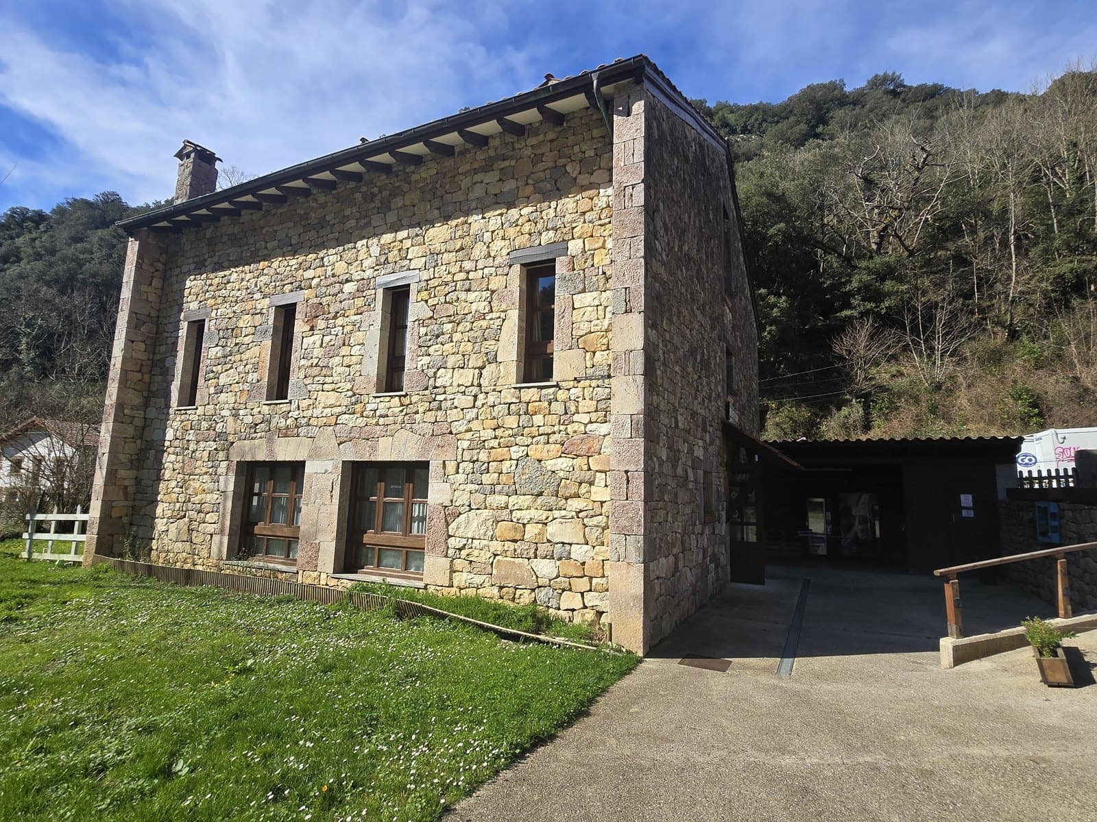 32 soveværelse Virksomhed til salg i Cabrales - € 1.400.000 (Ref: 8862880)