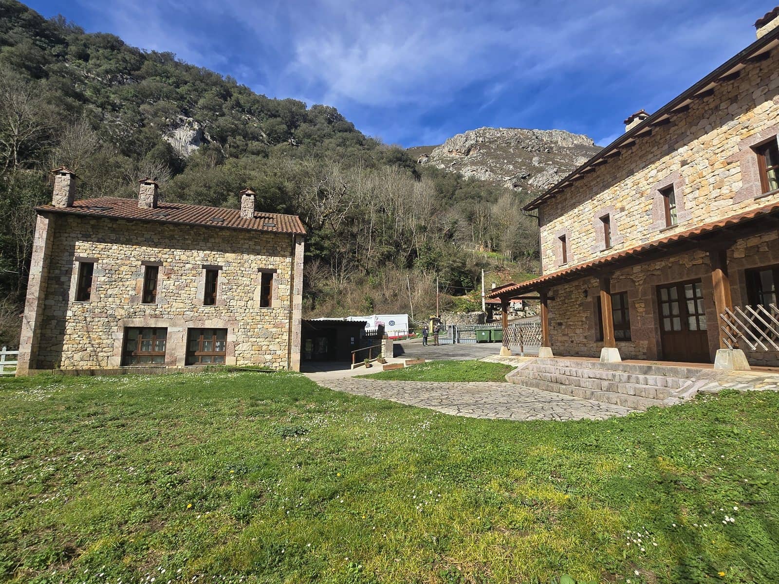 32 soveværelse Virksomhed til salg i Cabrales - € 1.400.000 (Ref: 8862880)