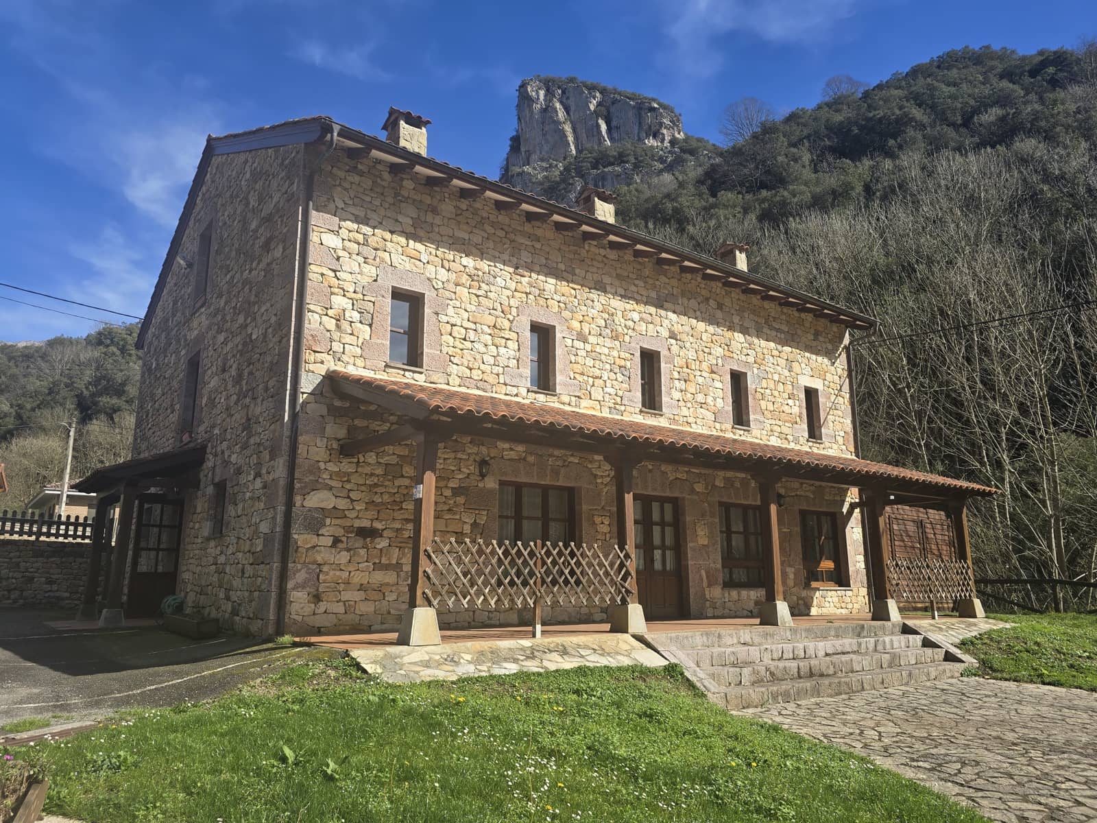 32 soveværelse Virksomhed til salg i Cabrales - € 1.400.000 (Ref: 8862880)