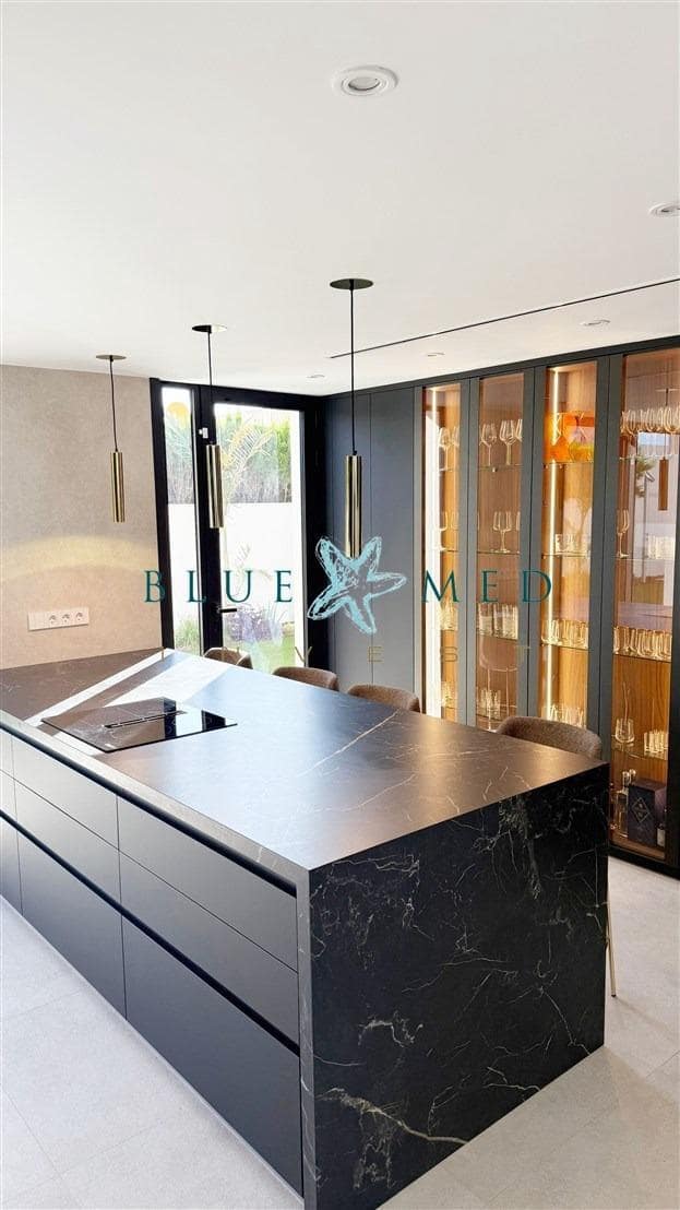 4 sypialnia Willa na sprzedaż w La Manga del Mar Menor z basenem - 1 280 000 € (Ref: 9141577)