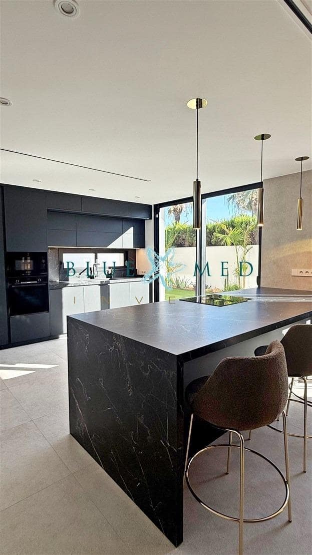 4 sypialnia Willa na sprzedaż w La Manga del Mar Menor z basenem - 1 280 000 € (Ref: 9141577)