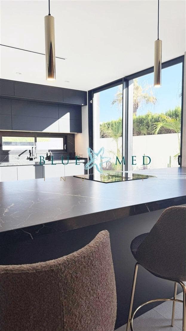 4 sypialnia Willa na sprzedaż w La Manga del Mar Menor z basenem - 1 280 000 € (Ref: 9141577)