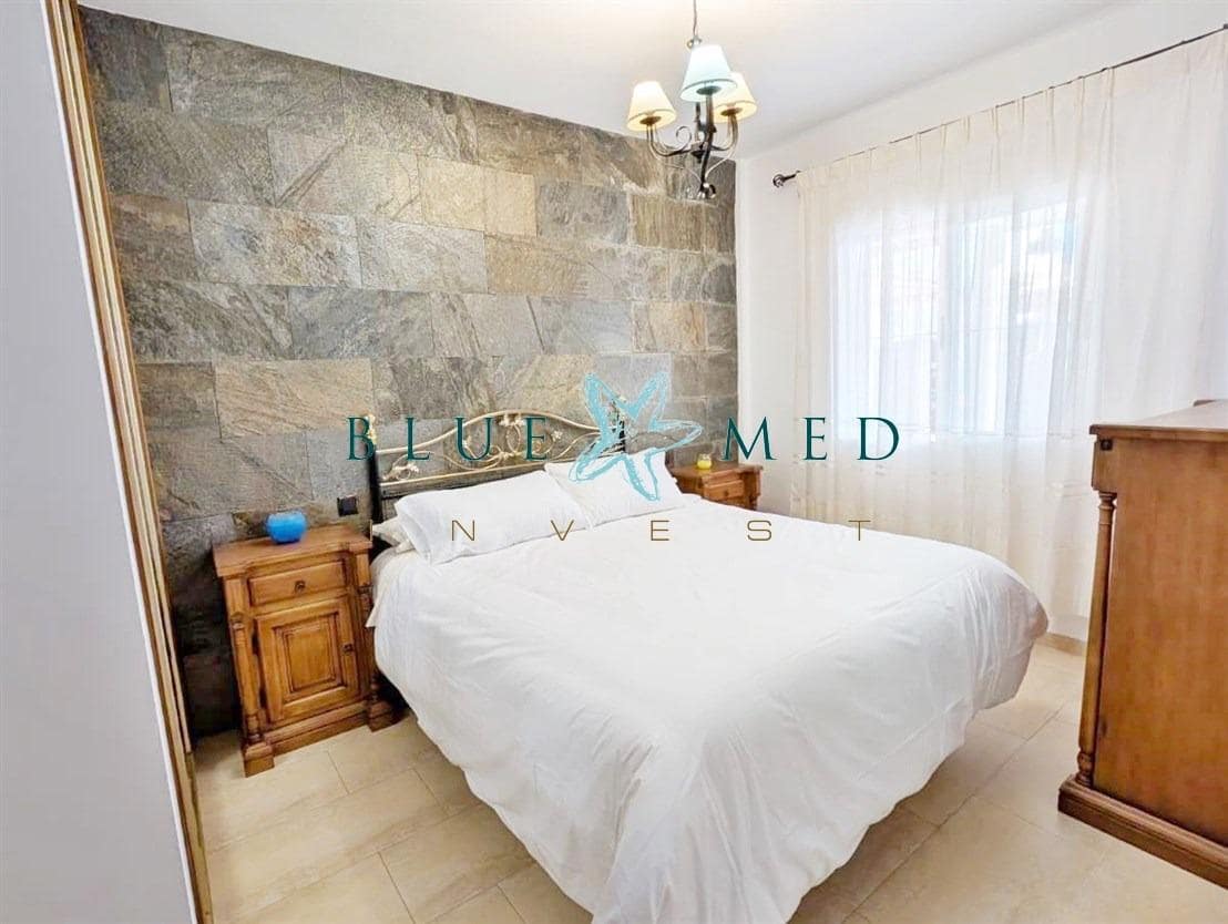 Chalet de 3 habitaciones en Alamillo en venta con piscina - 315.000 € (Ref: 9977316)