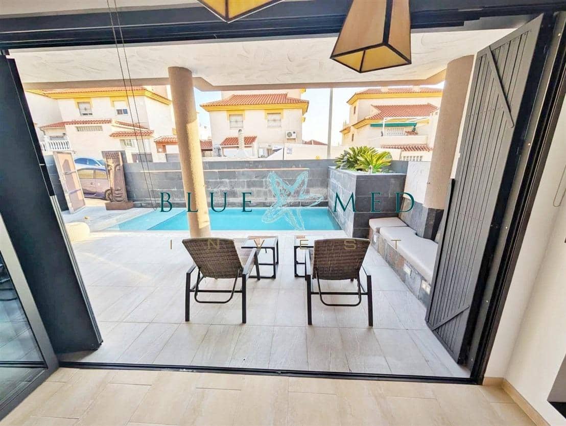 Chalet de 3 habitaciones en Alamillo en venta con piscina - 315.000 € (Ref: 9977316)