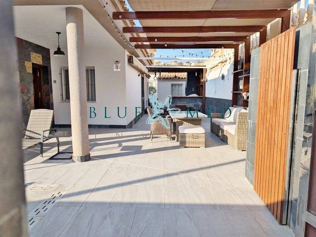 Chalet de 3 habitaciones en Alamillo en venta con piscina - 315.000 € (Ref: 9977316)