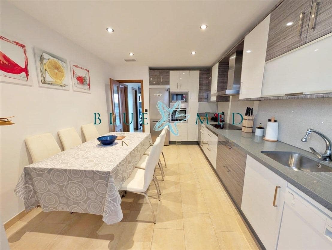 Chalet de 3 habitaciones en Alamillo en venta con piscina - 315.000 € (Ref: 9977316)