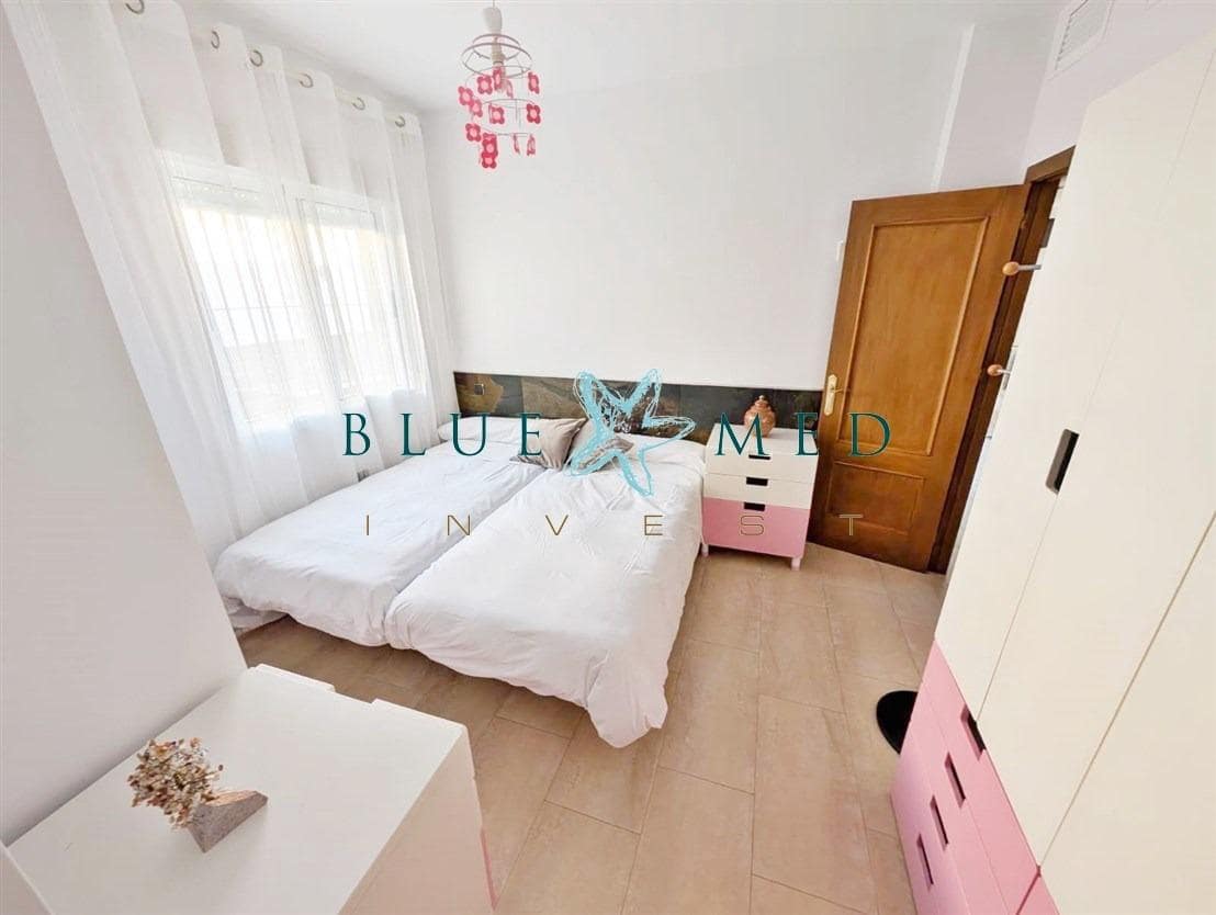 Chalet de 3 habitaciones en Alamillo en venta con piscina - 315.000 € (Ref: 9977316)
