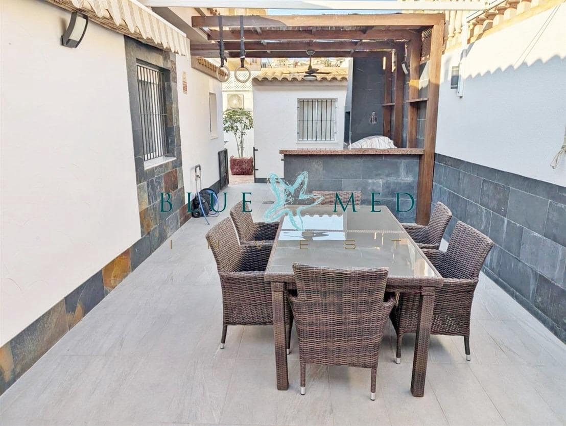 Chalet de 3 habitaciones en Alamillo en venta con piscina - 315.000 € (Ref: 9977316)