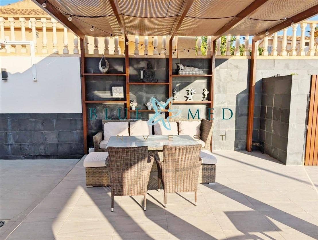 Chalet de 3 habitaciones en Alamillo en venta con piscina - 315.000 € (Ref: 9977316)