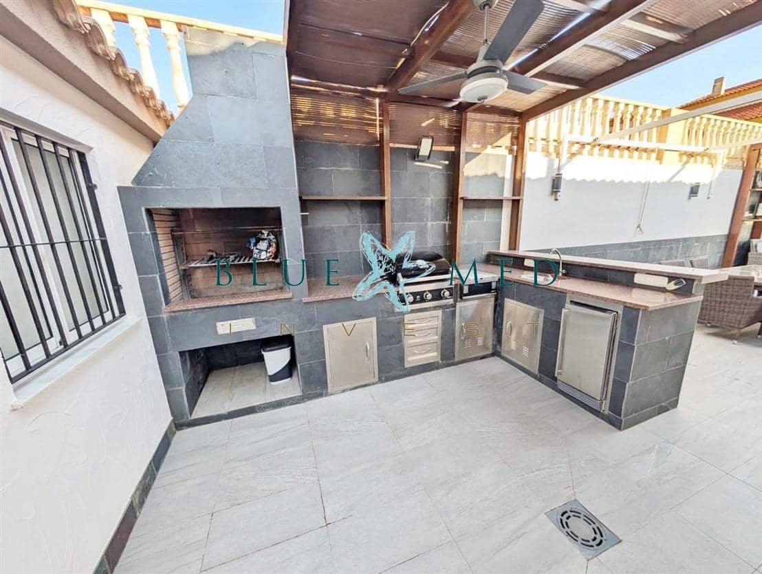 Chalet de 3 habitaciones en Alamillo en venta con piscina - 315.000 € (Ref: 9977316)