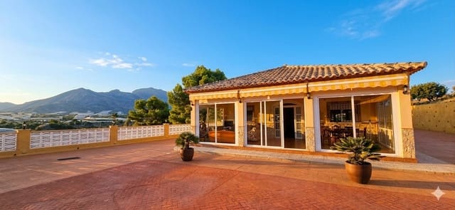 4 soveværelse Villa til salg i La Nucia med swimmingpool garage - € 977.500 (Ref: 10165236)