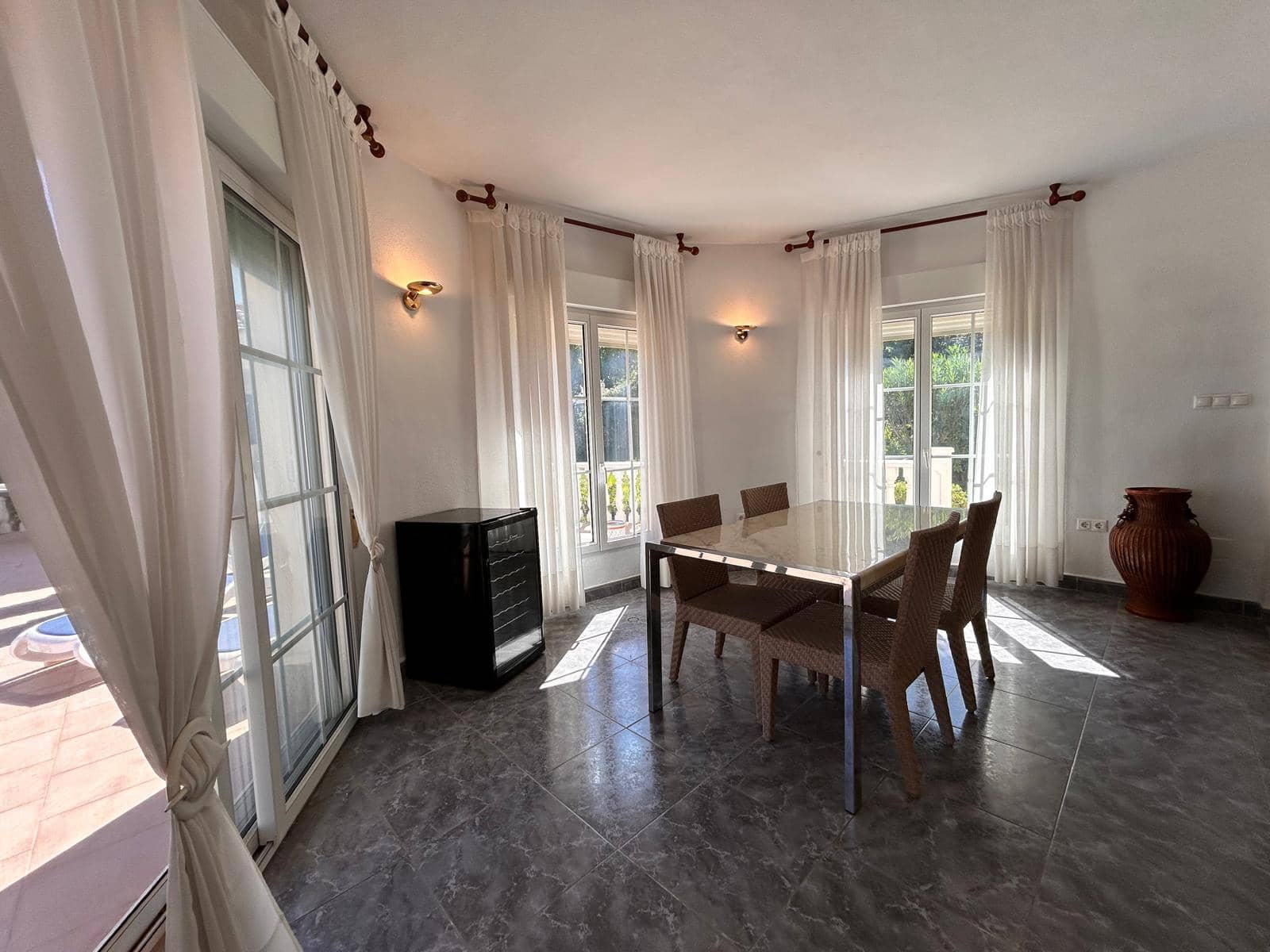 3 makuuhuone Huvila myytävänä paikassa Villamartin mukana uima-altaan 
autotalli - 920 000 € (Ref: 10165462)