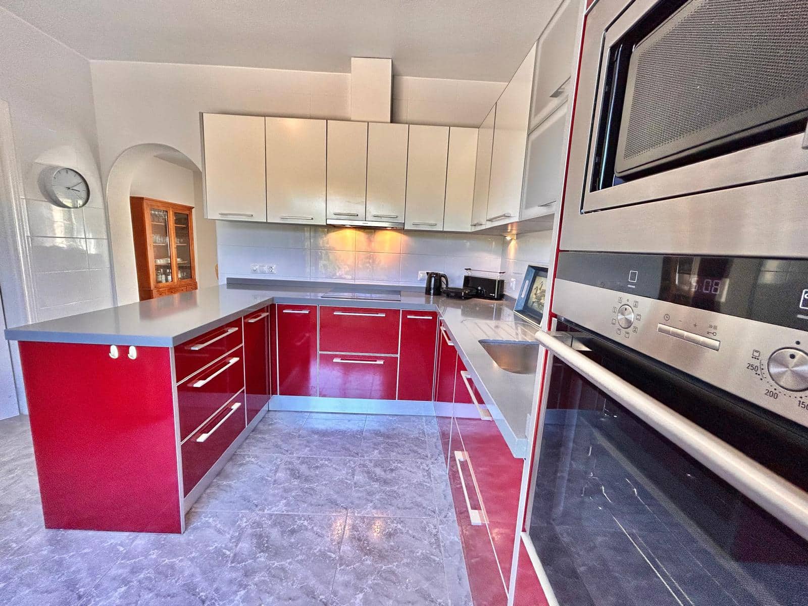 3 makuuhuone Huvila myytävänä paikassa Villamartin mukana uima-altaan 
autotalli - 920 000 € (Ref: 10165462)