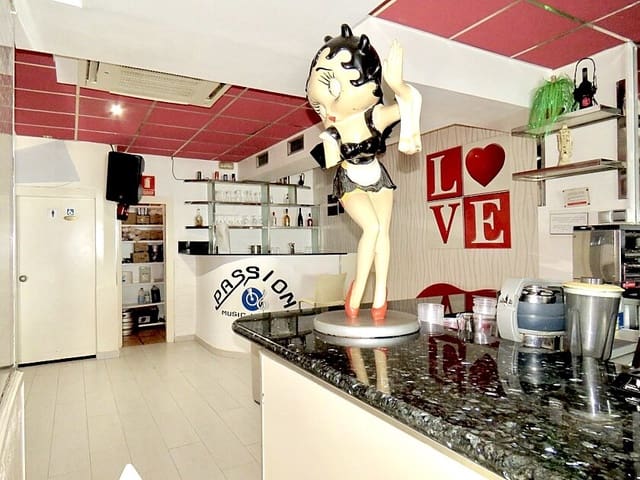 Commercial for sale in Villamartin, Orihuela - € 449,900 (Ref: 4535289)