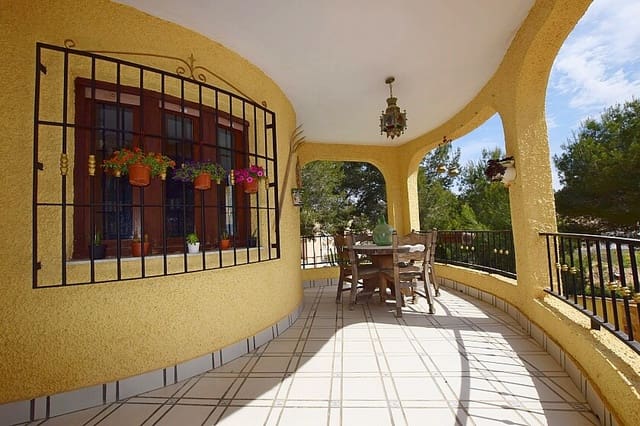 6 bedroom Villa for sale in Las Filipinas with pool - € 449,900 (Ref: 6057045)