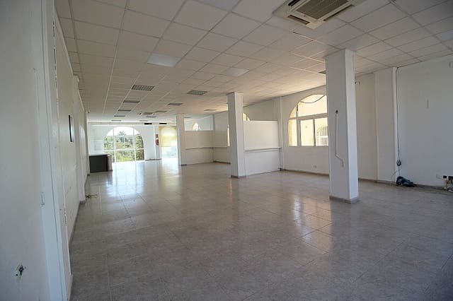Commercial for sale in La Zenia, Orihuela with pool - € 280,000 (Ref: 7786105)