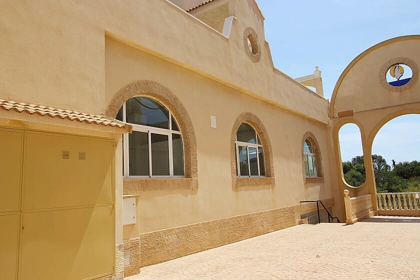 Erhverv til salg i La Zenia med swimmingpool - € 280.000 (Ref: 7786105)