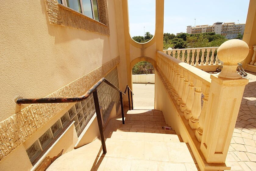 Erhverv til salg i La Zenia med swimmingpool - € 280.000 (Ref: 7786105)