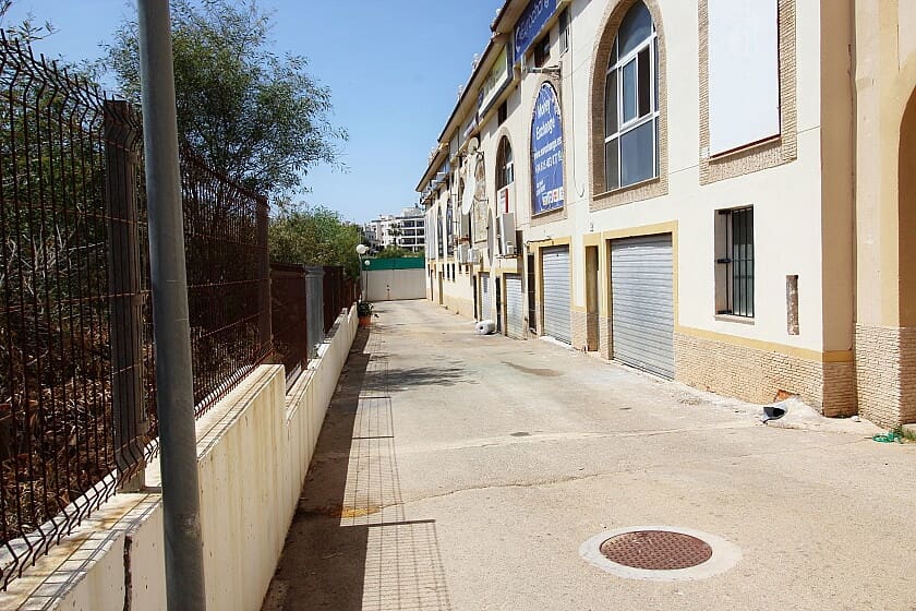 Erhverv til salg i La Zenia med swimmingpool - € 280.000 (Ref: 7786105)