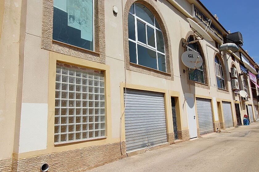 Erhverv til salg i La Zenia med swimmingpool - € 280.000 (Ref: 7786105)