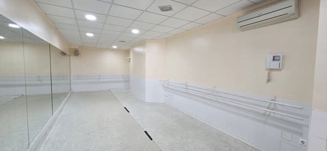 2 bedroom Commercial for sale in Zona Pueblo, Guardamar del Segura - € 110,000 (Ref: 7786283)