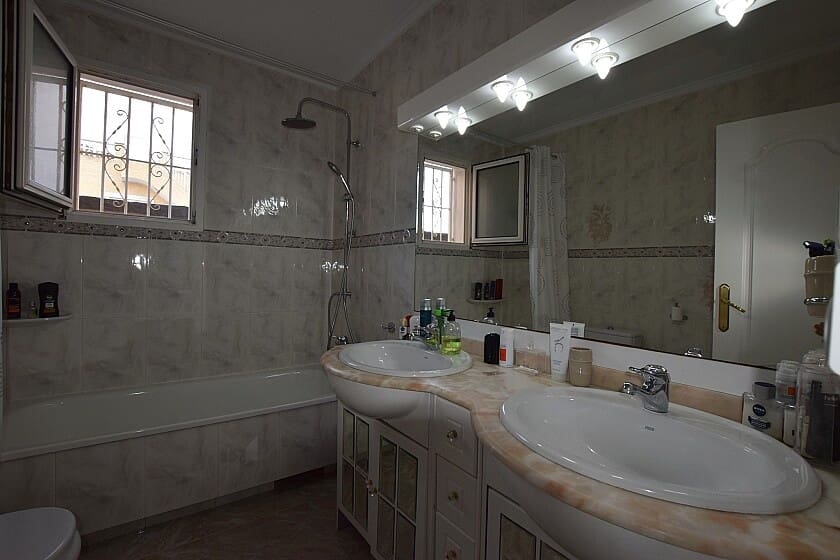 3 soverom Villa til salgs i Torrevieja med svømmebasseng garasje - € 520 000 (Ref: 8123711)