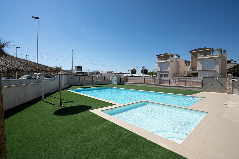 3 makuuhuone Bungalow myytävänä paikassa Torrevieja - 259 900 € (Ref: 8140378)
