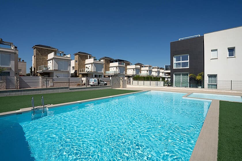 3 makuuhuone Bungalow myytävänä paikassa Torrevieja - 259 900 € (Ref: 8140378)