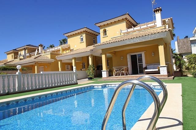 4 Zimmer Villa zu verkaufen in La Zenia, Orihuela mit Pool - 510.000 € (Ref: 8221843)
