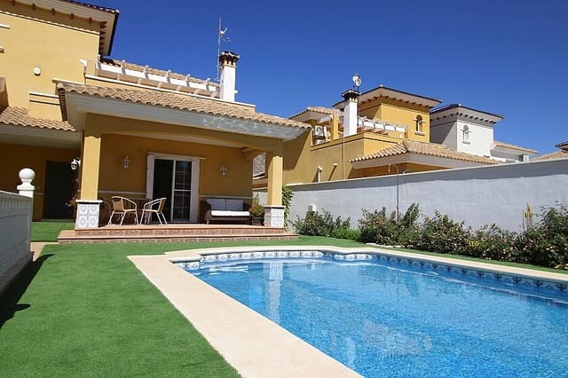 4 Zimmer Villa zu verkaufen in La Zenia, Orihuela mit Pool - 510.000 € (Ref: 8221843)