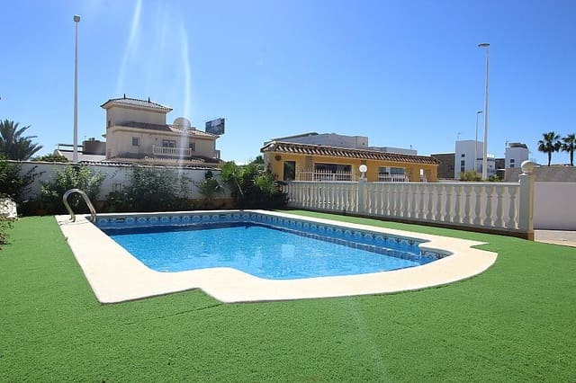 4 Zimmer Villa zu verkaufen in La Zenia, Orihuela mit Pool - 510.000 € (Ref: 8221843)