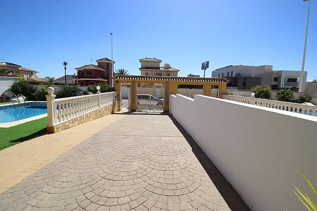 4 Zimmer Villa zu verkaufen in La Zenia, Orihuela mit Pool - 510.000 € (Ref: 8221843)