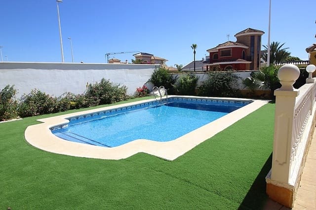 4 Zimmer Villa zu verkaufen in La Zenia, Orihuela mit Pool - 510.000 € (Ref: 8221843)