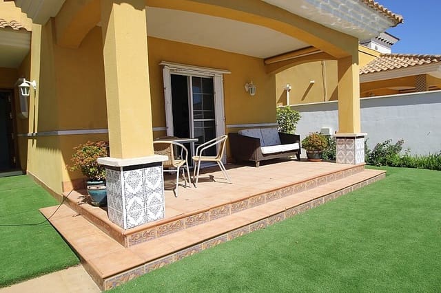 4 Zimmer Villa zu verkaufen in La Zenia, Orihuela mit Pool - 510.000 € (Ref: 8221843)