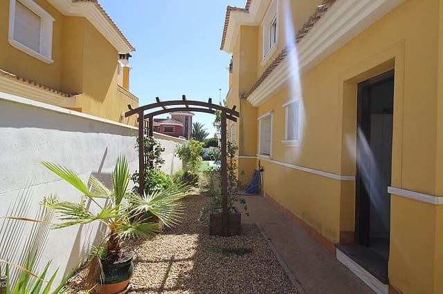 4 Zimmer Villa zu verkaufen in La Zenia, Orihuela mit Pool - 510.000 € (Ref: 8221843)