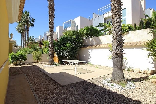 4 Zimmer Villa zu verkaufen in La Zenia, Orihuela mit Pool - 510.000 € (Ref: 8221843)