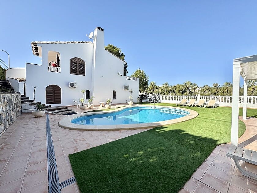 4 sovrum Villa till salu i Villamartin med pool - 849 900 € (Ref: 8760493)