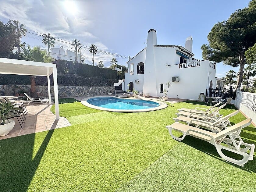 4 sovrum Villa till salu i Villamartin med pool - 849 900 € (Ref: 8760493)