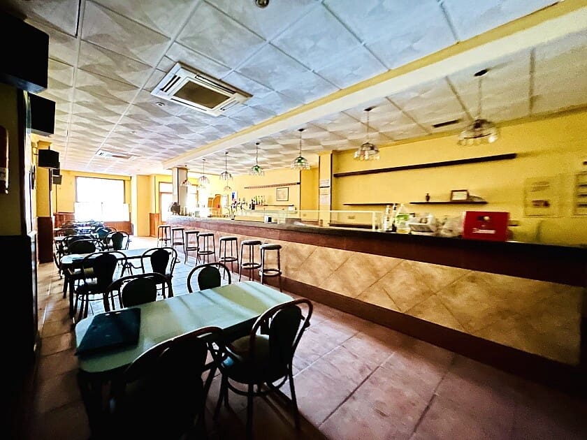 Kommersiell till salu i Torrevieja med pool - 165 000 € (Ref: 8774531)