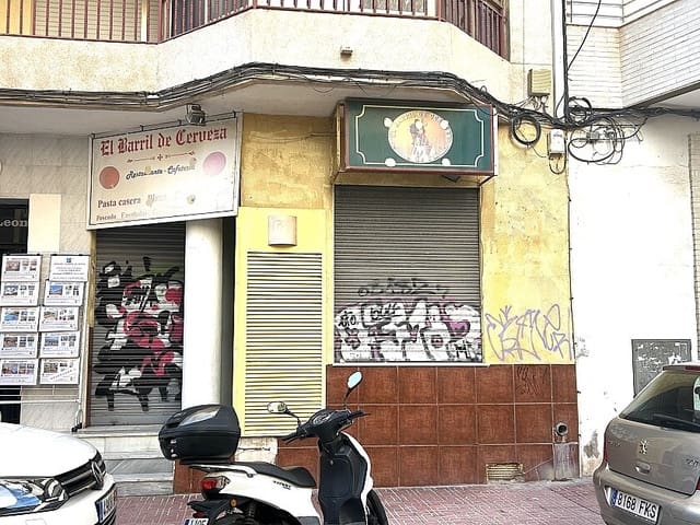 Commercial for sale in Playa del Cura, Torrevieja with pool - € 165,000 (Ref: 8774531)