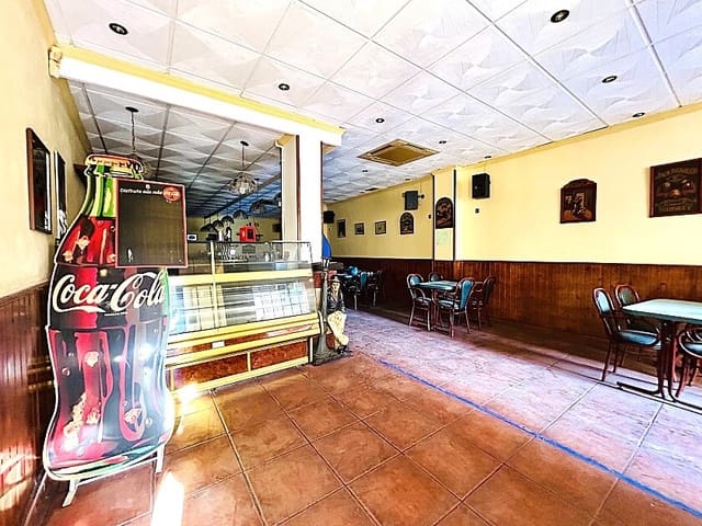 Commercial for sale in Playa del Cura, Torrevieja with pool - € 165,000 (Ref: 8774531)