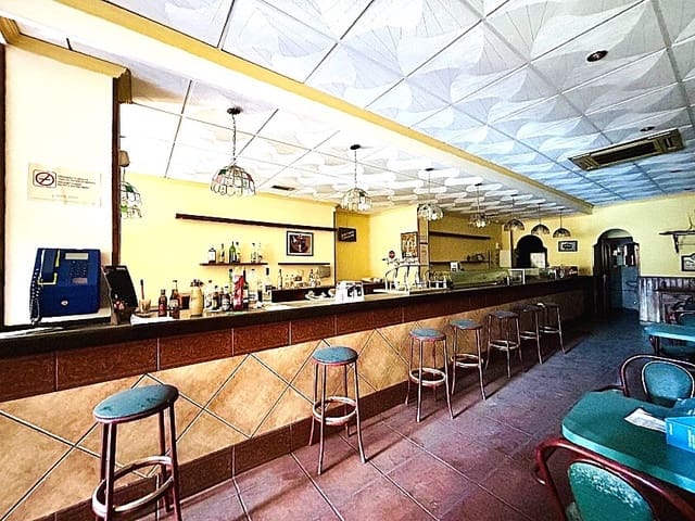 Commercial for sale in Playa del Cura, Torrevieja with pool - € 165,000 (Ref: 8774531)