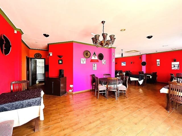 Kommersiell till salu i Lomas de Cabo Roig - Los Dolses, Orihuela med pool - 350 000 € (Ref: 9113023)