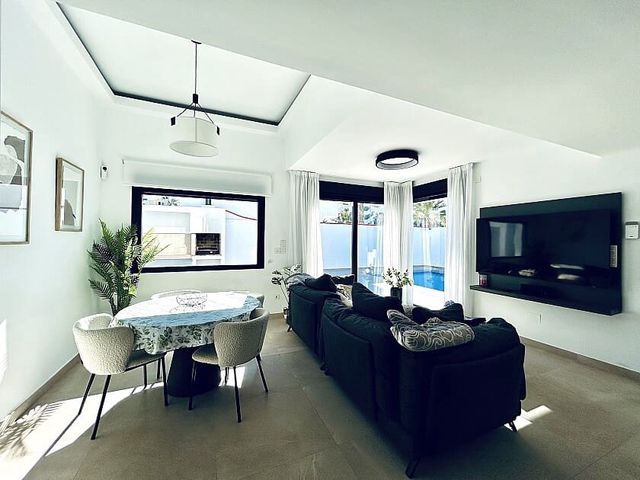 3 sypialnia Willa na sprzedaż w El Raso, Guardamar del Segura z basenem garażem - 580 000 € (Ref: 9113028)