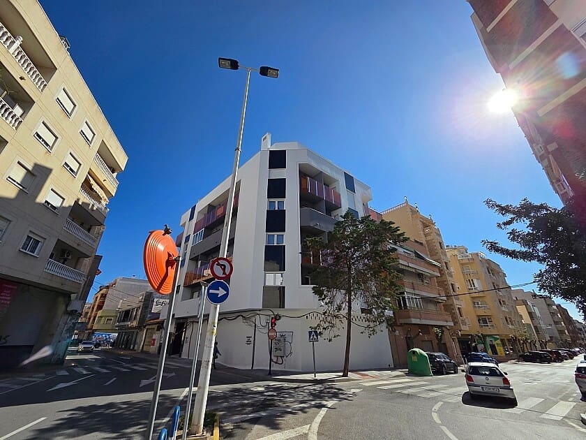Commercial for sale in Torrevieja with pool - € 295,000 (Ref: 9113034)