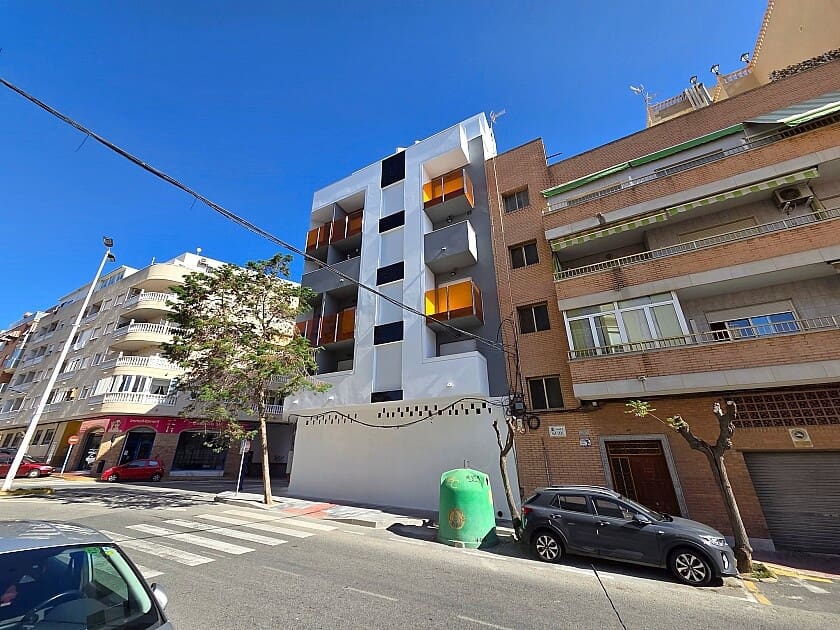Commercial for sale in Torrevieja with pool - € 295,000 (Ref: 9113034)