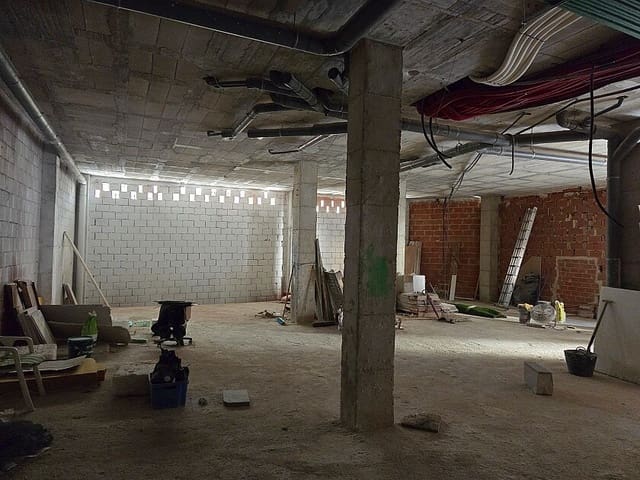 Commercial for sale in Centro - Muelle Pesquero, Torrevieja with pool - € 295,000 (Ref: 9113034)