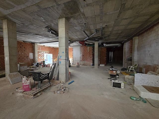 Commercial for sale in Centro - Muelle Pesquero, Torrevieja with pool - € 295,000 (Ref: 9113034)