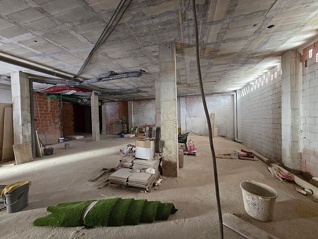 Commercial for sale in Centro - Muelle Pesquero, Torrevieja with pool - € 295,000 (Ref: 9113034)