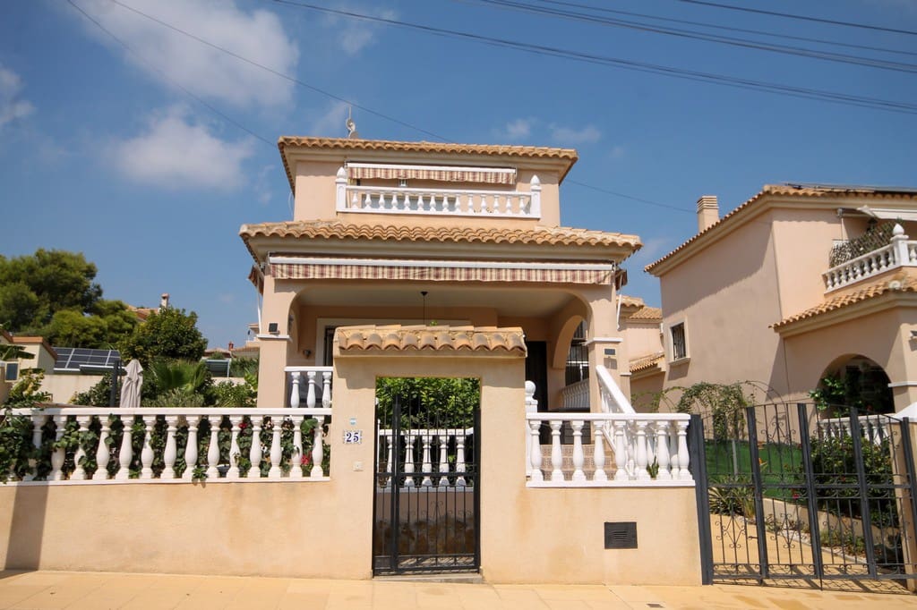 3 slaapkamer Villa te koop in San Miguel de Salinas met zwembad garage - € 285.000 (Ref: 10088941)